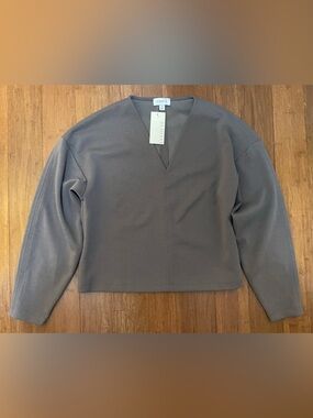 Evereve Top NWT Taupe Gray M Stretchy Spongy VNeck